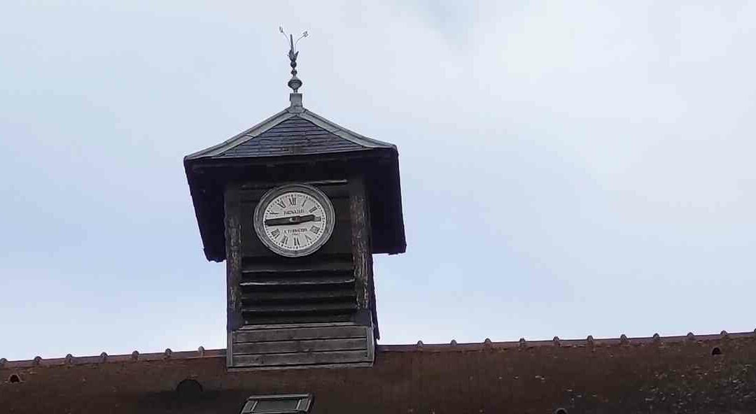 L’horloge de la mairie école en attente de réparations