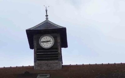 L’horloge de la mairie école en attente de réparations