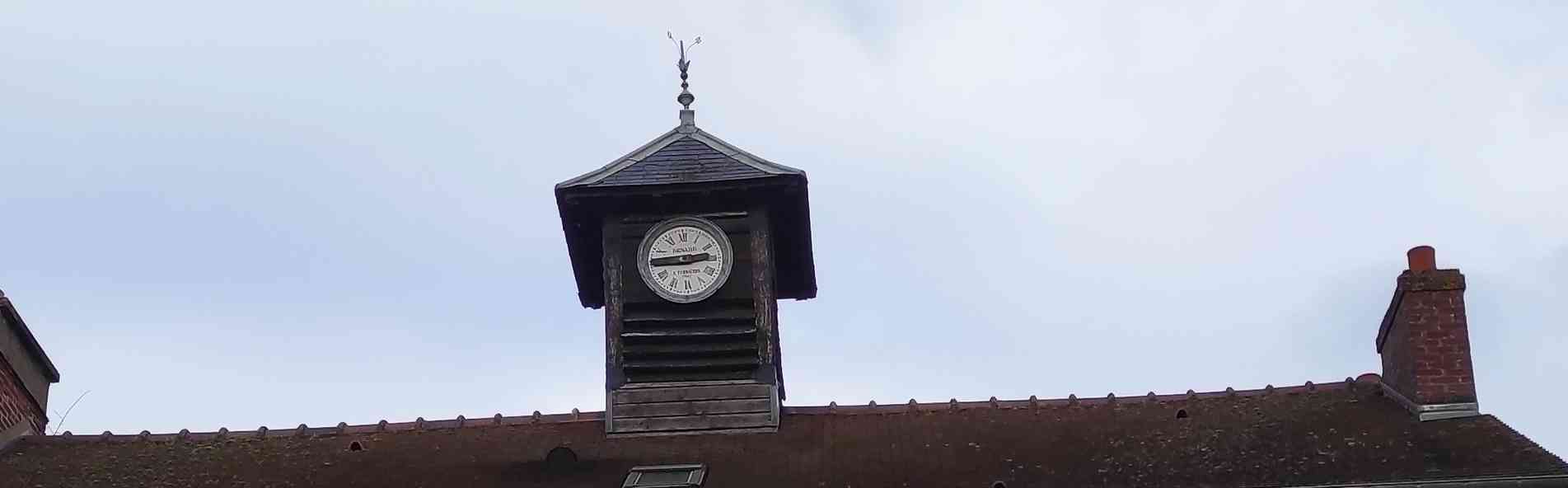 L’horloge de la mairie école en attente de réparations