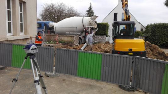 Les fondations et la dalle ont été réalisées. Celles-ci auront nécessité 30 m3 de béton environ. Les fondations et la dalle ont été réalisées. Celles-ci auront nécessité 30 m3 de béton environ.